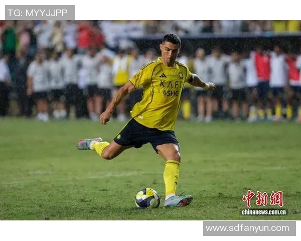 外国街头足球明星挑战赛引发热潮球迷热情参与展现技巧与魅力