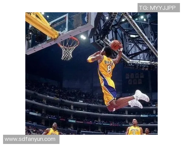 足球巨星挑战篮球场展现扣篮风采引发球迷热议 足球巨星挑战篮球场展现扣篮风采引发球迷热议